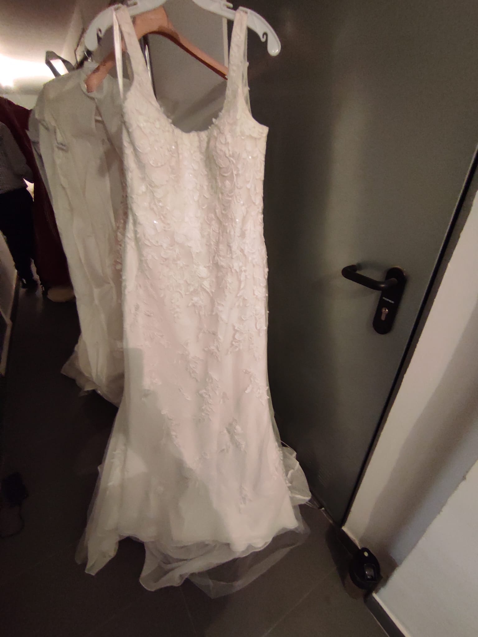 SUB-2026-031 · LOTE 2: EXISTENCIAS TEXTILES ROPA BODAS Y EVENTOS