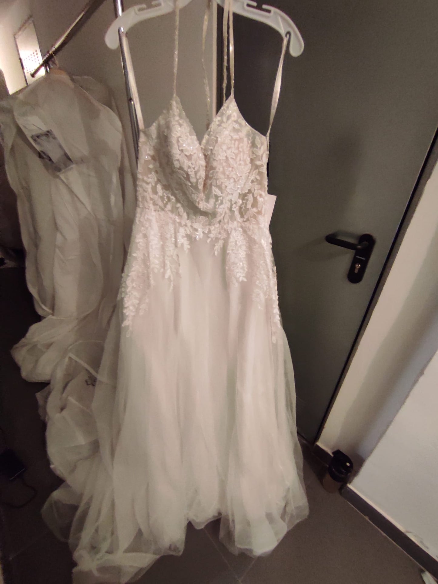 SUB-2026-031 · LOTE 2: EXISTENCIAS TEXTILES ROPA BODAS Y EVENTOS